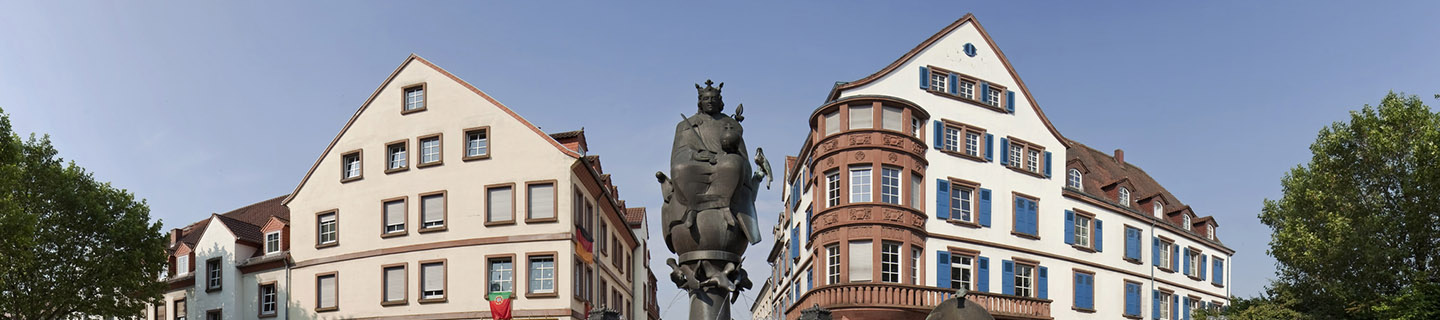 Bronze Skulptur des Kaiserbrunnens am Mainzer Tor in Kaiserslautern
